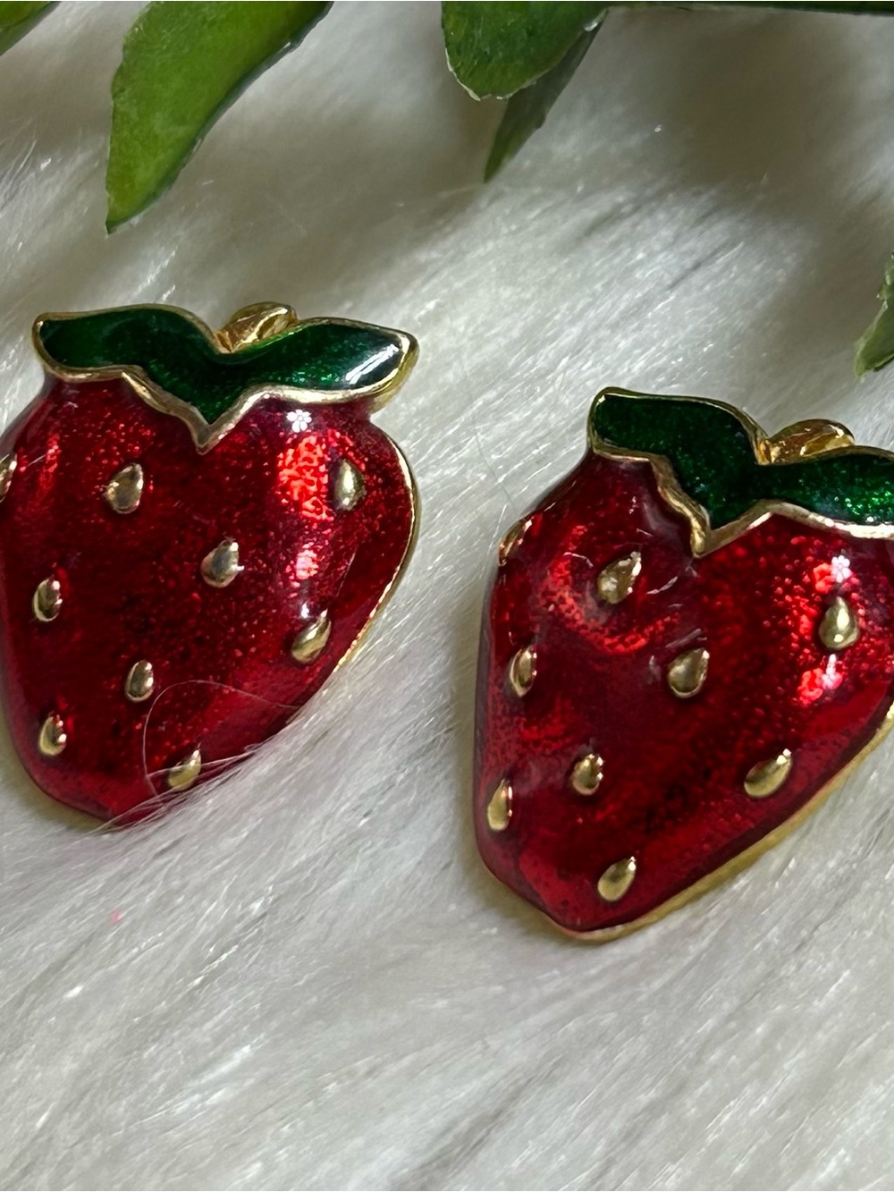 Vintage Avon Red Strawberry Enamel gold tone earrings - Picture 4 of 7
